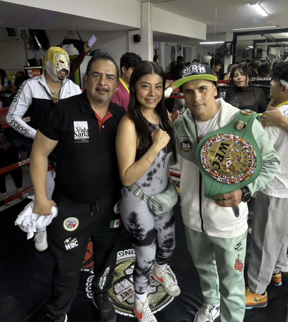 Paola con campeón WBC